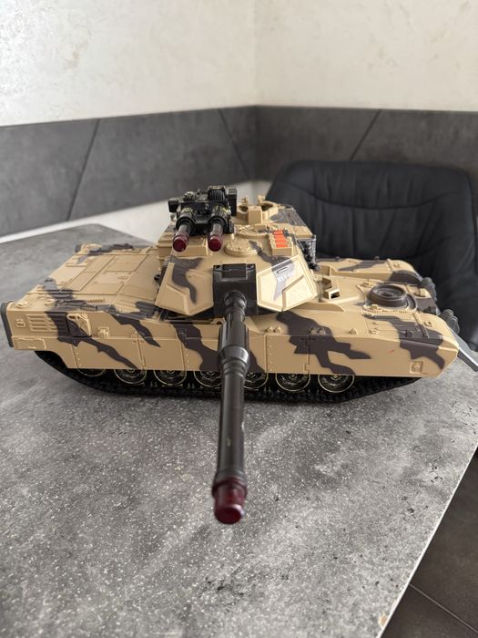 Великий іграшковий танк