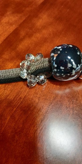 Naszyjnik 3-pasmowy z dużymi koralami.