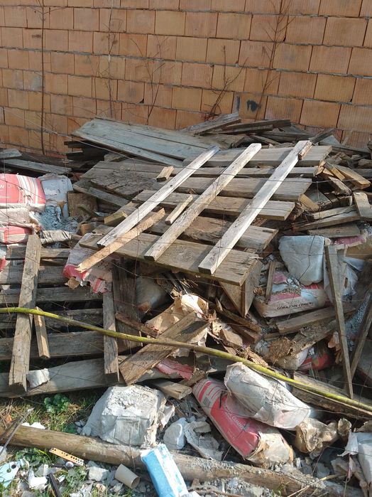 Drewno z budowy Halemba,