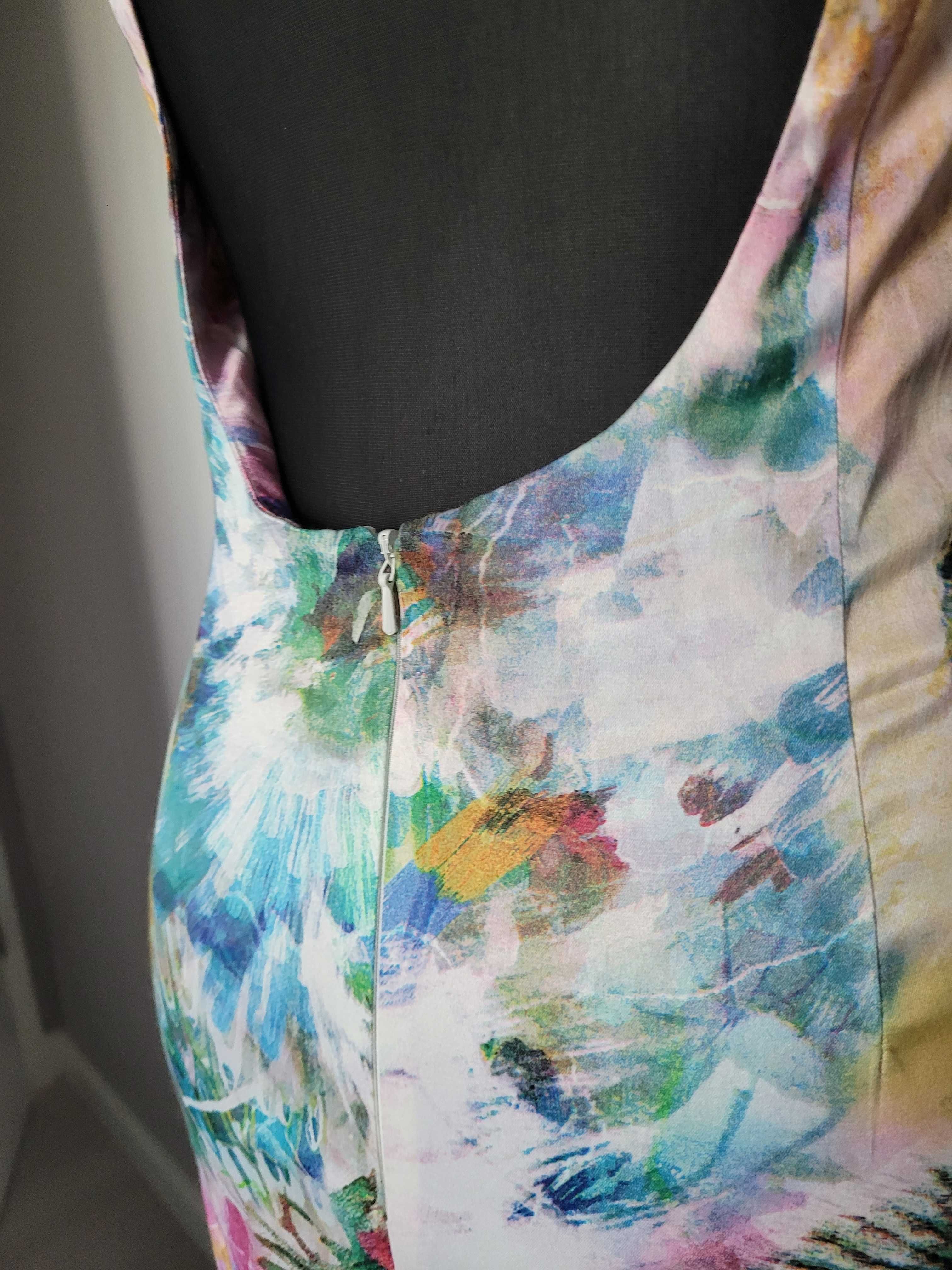 Kolorowa sukienka z odkrytymi plecami