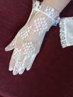 Białe krótkie rękawiczki koronkowo gładkie