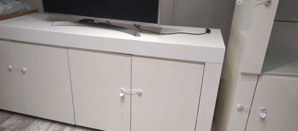 Komoda wraz z witryną biała