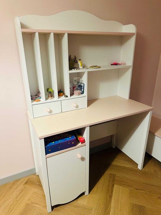 Zestaw mebli do pokoju dziewczynki