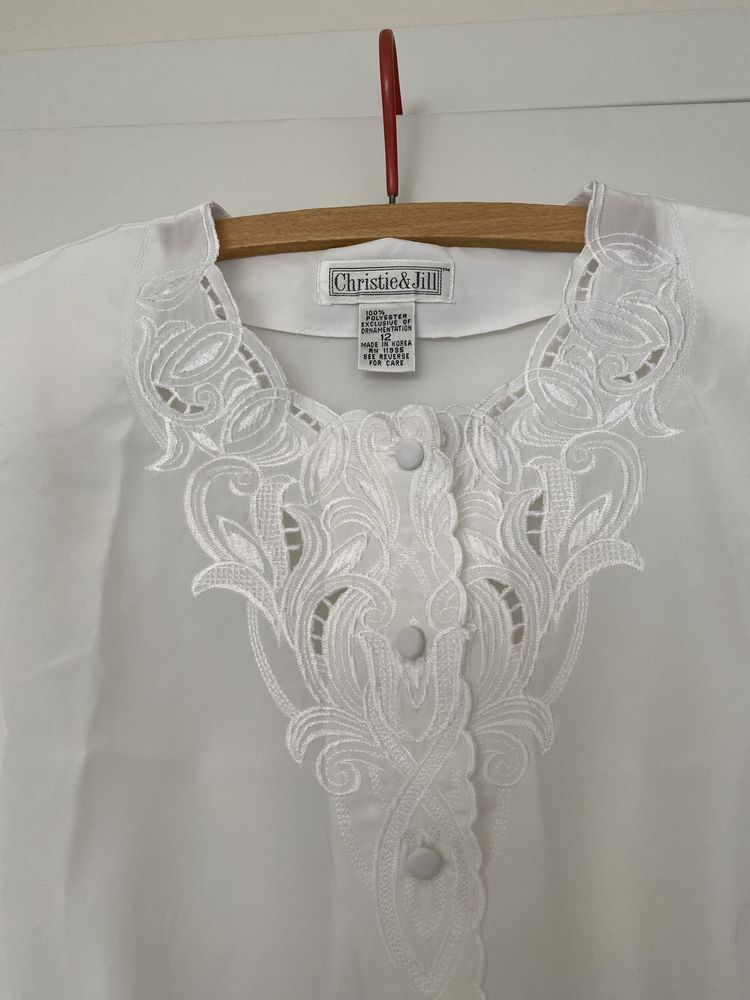 Biała bluzka z haftem i guzikami Made in Korea