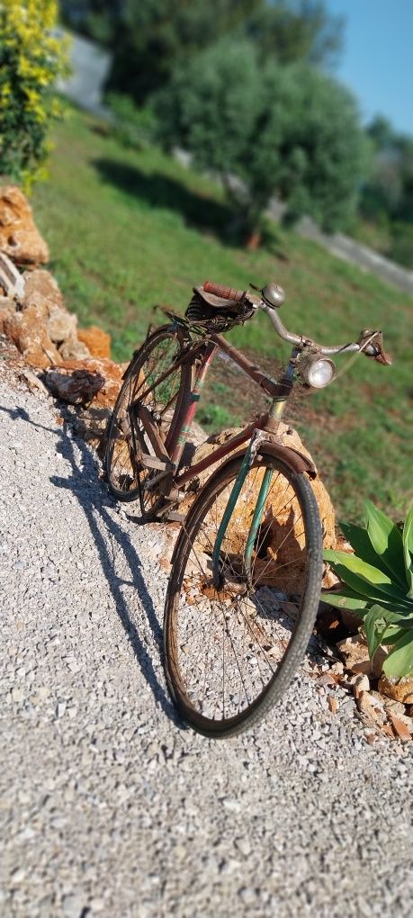 Bicicleta antiga Ye-Ye para restauro ou decoração de jardim