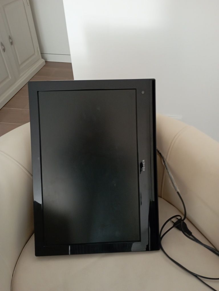 Vendo televisão avariada para aproveitar peças