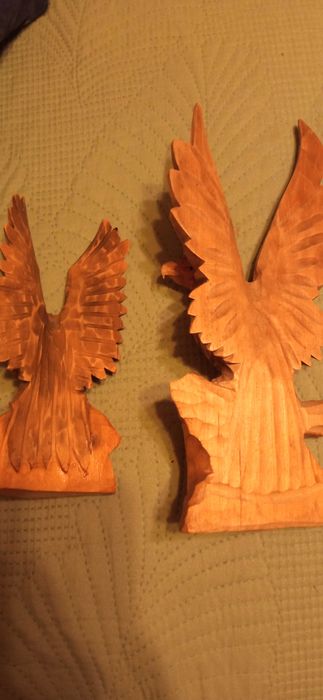 Rzeźbiony orzeł z drewna