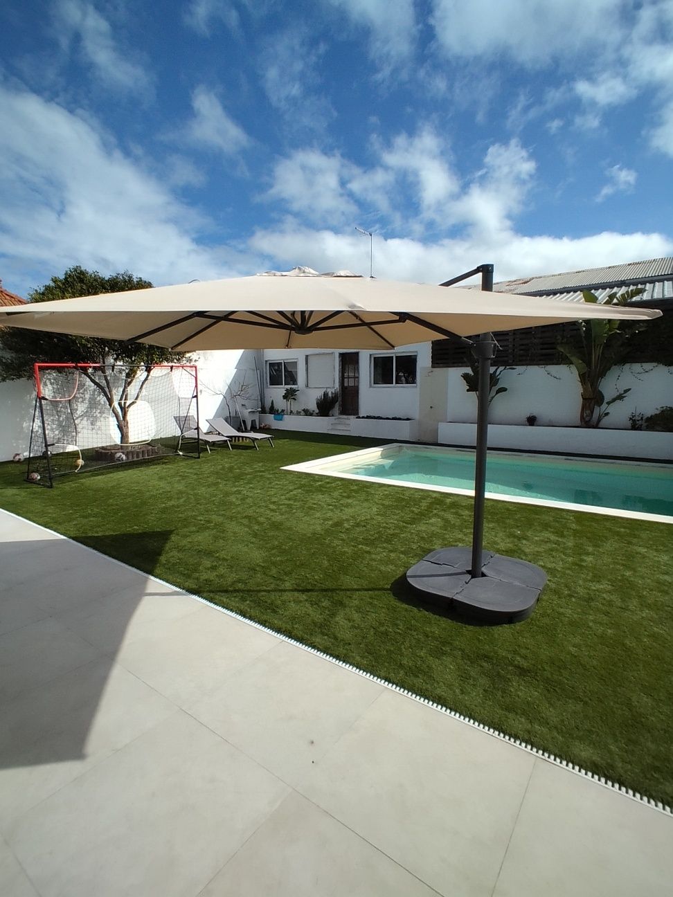 Robot de piscina, chapéus de sol e motor portão seccionado