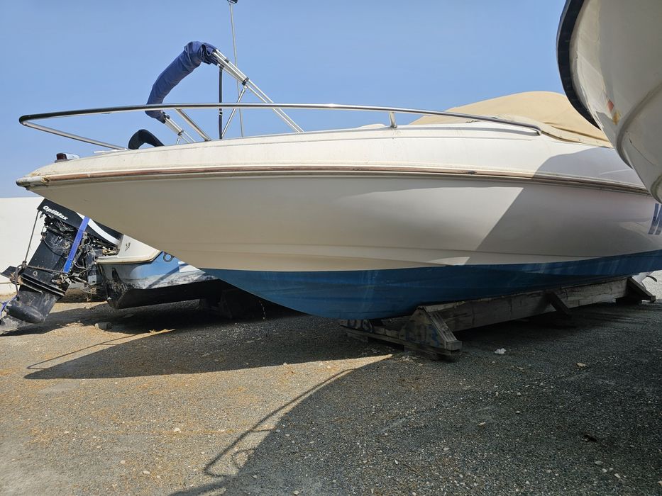 Lancha cabinada (primeiro registo 2015).