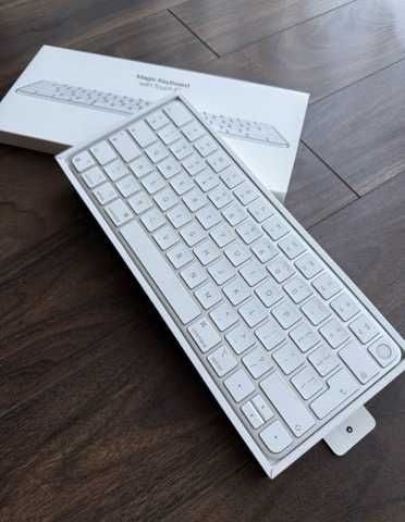 MAGIC KEYBOARD APPLE with Touch ID Apple lightning