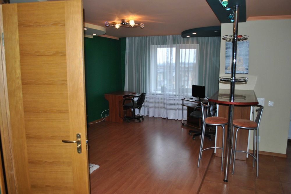 Однокімнатна центр  Небесноі Сотні  8000 + КП