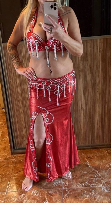 Czerwony kostium do tańca orientalnego brzucha