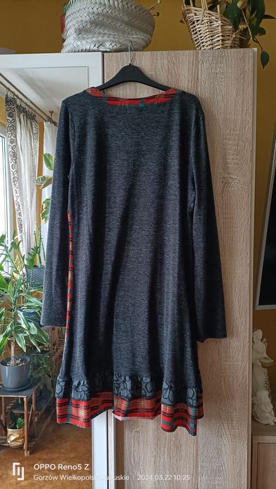 Luźna sukienka z długim rękawem odcinana pod biustem. Stella