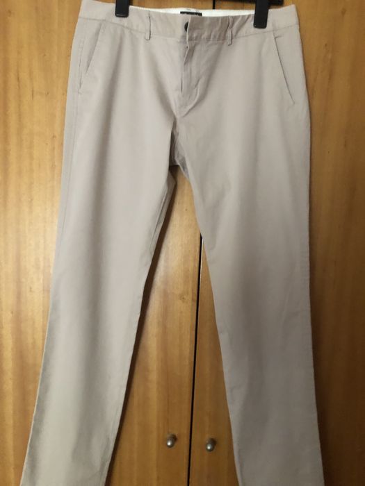 Calça de mulher da marca Massimo Dutti.