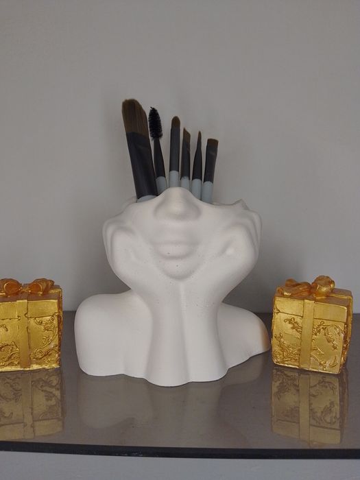 Гіпсова ваза для інтер'єру,макіяжних пензлів,та багато іншого.