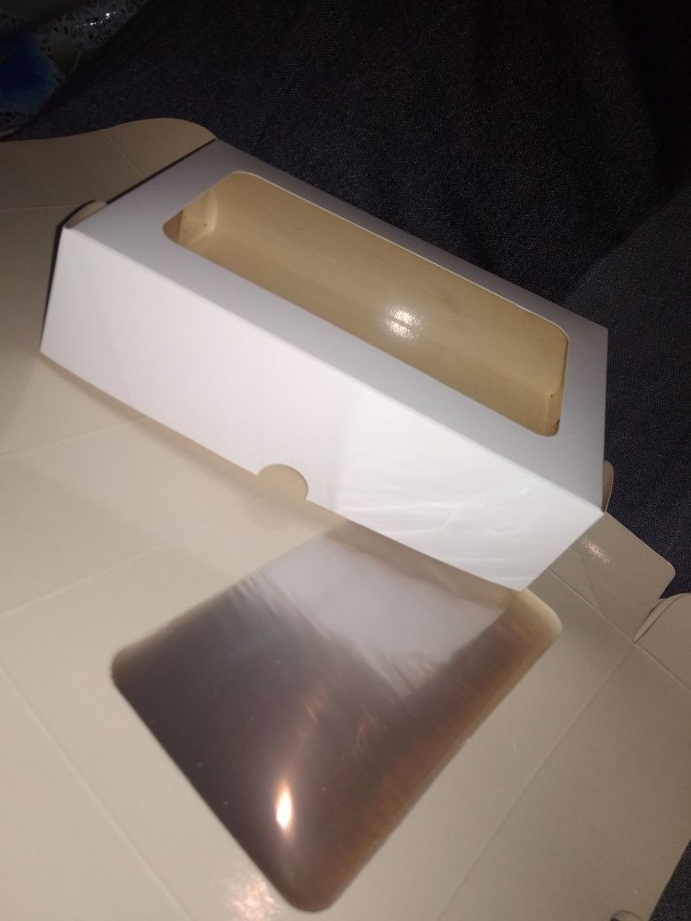 Упаковочная коробка с окошком,20 грн-1шт.,белая, 200*130*50мм.