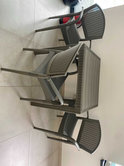 Stól plus krzesła ogrodowe