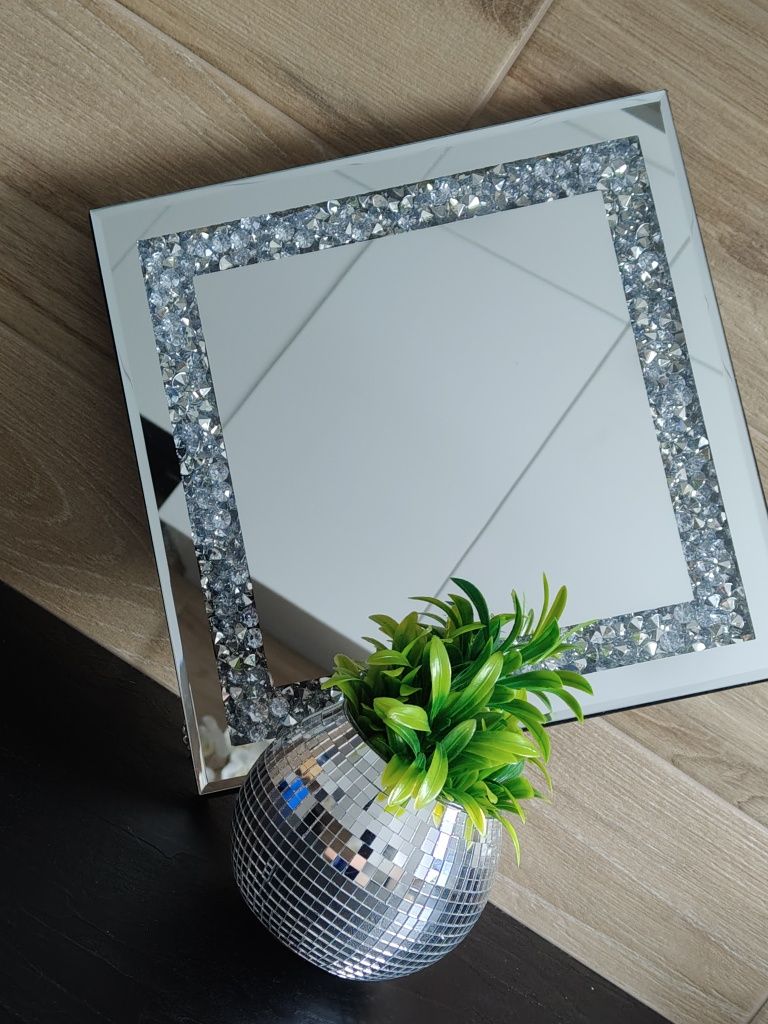 Kwadratowe lustro ścienne Glamour 30/30 cm
Można powiesić standardowo