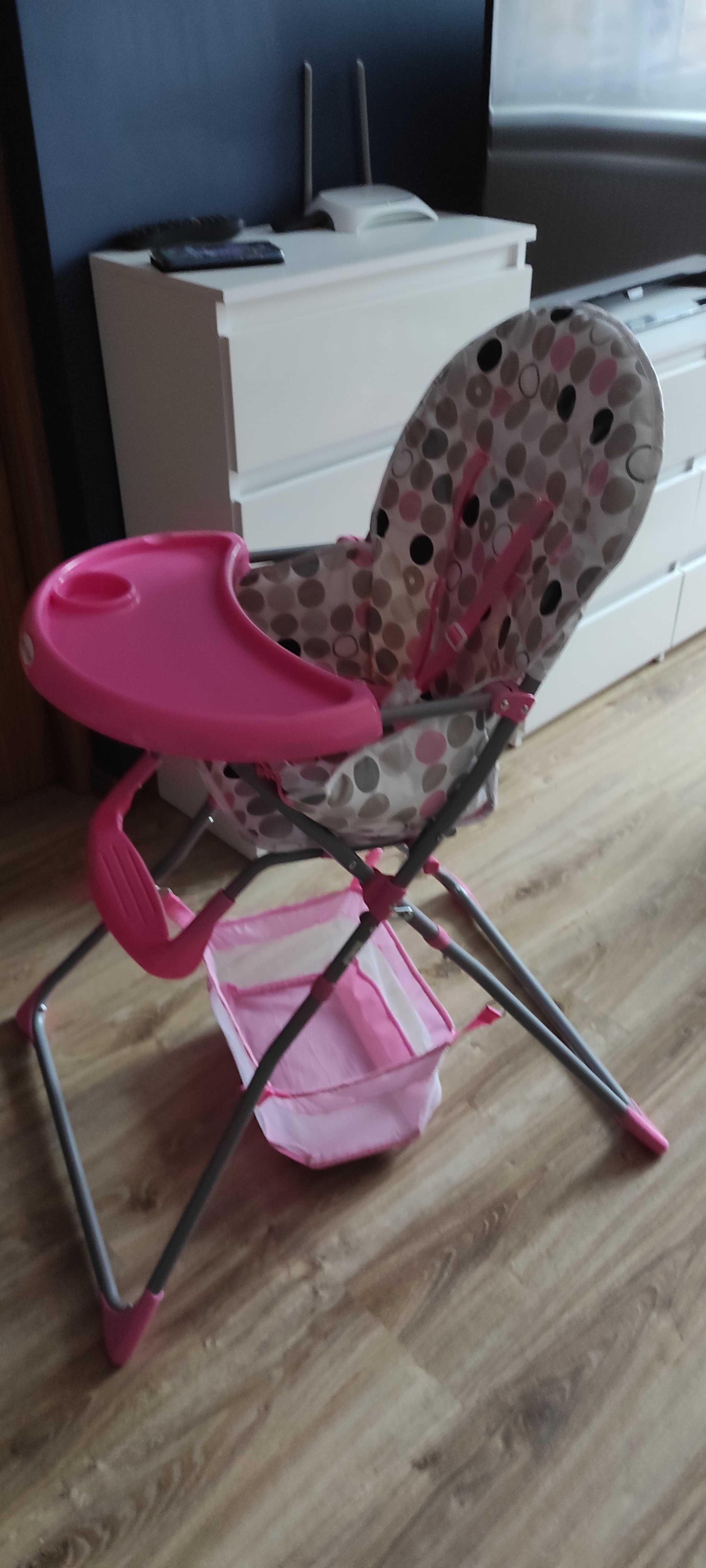 Krzesełko do karmienia dla dziewczynki.