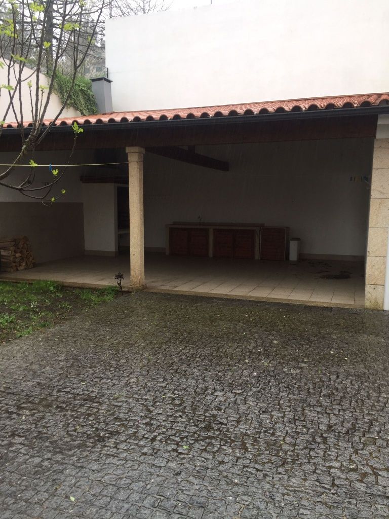 Casa T4 sendo 3 suítes + 1