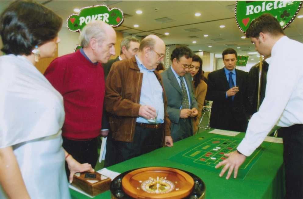 Casino recriado, com placas eletrificadas e jogos de grande realismo