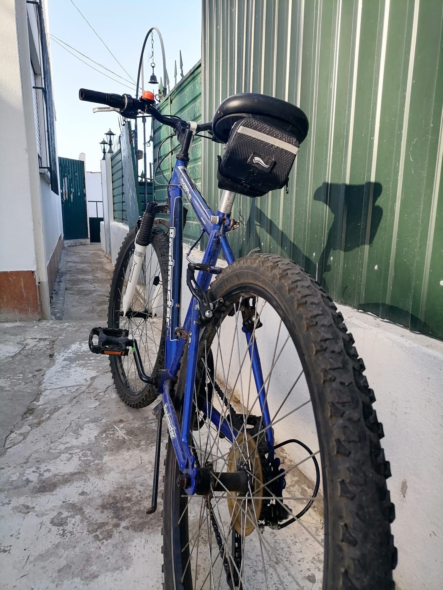 Bicicleta com suspensão à frente