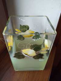 Szklany wazon prostokątny ręcznie malowany.