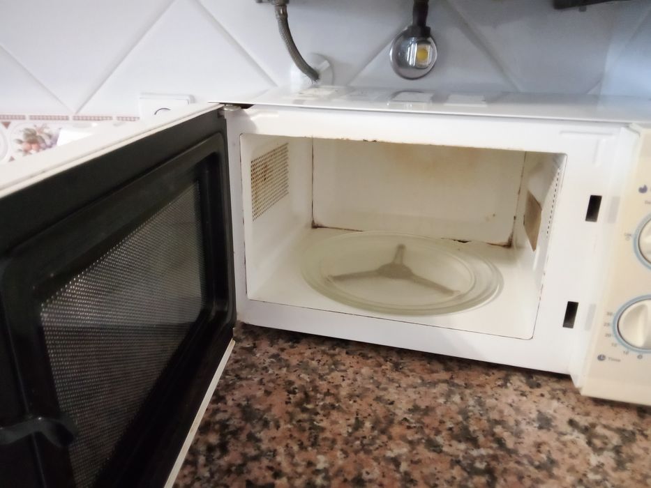 Microondas a funcionar com algum uso