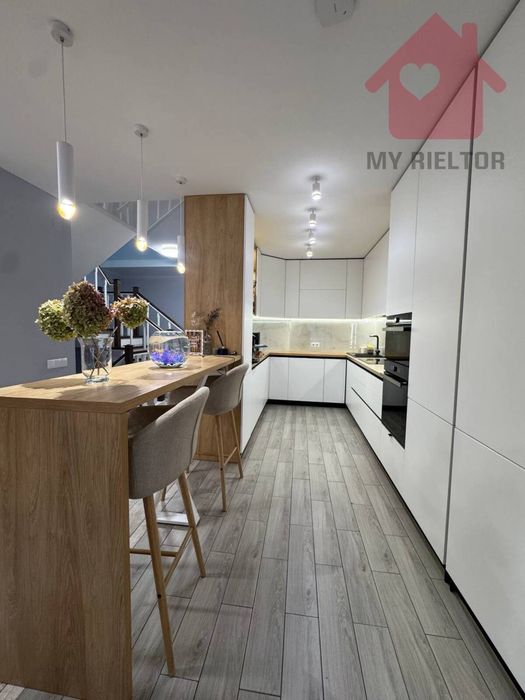 Сучасний будинок з сонячними панелями та гаражем у новому районі.