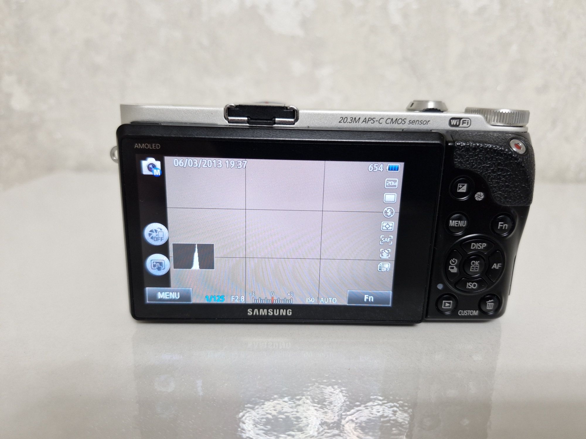 Samsung nx300 + об'єктиви 20мм f2.8 та 45мм f1.8  + спалах SEF220A