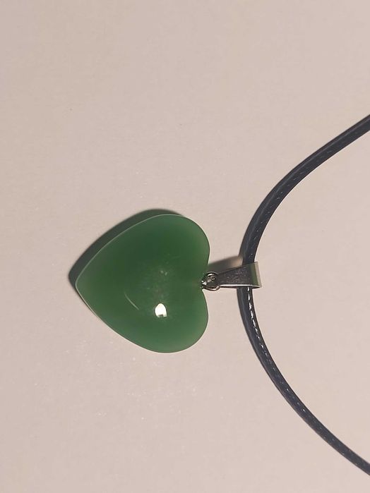 Colar Coração Verde Escuro – Pingente, Fio Preto Leve e Ajustável