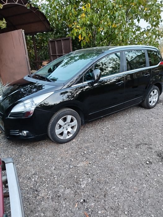 Peugeot 5008 2013 року