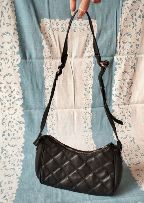 Reserved torebka z ozdobnym pikowaniem czarna