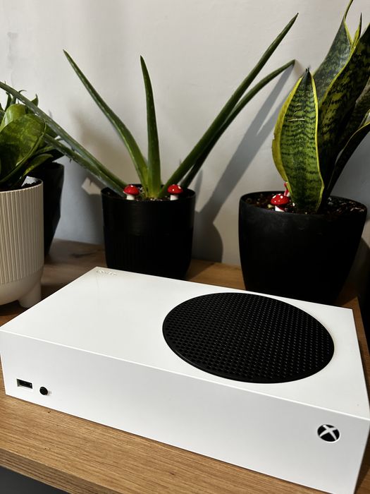 Xbox series s + 2 pady
