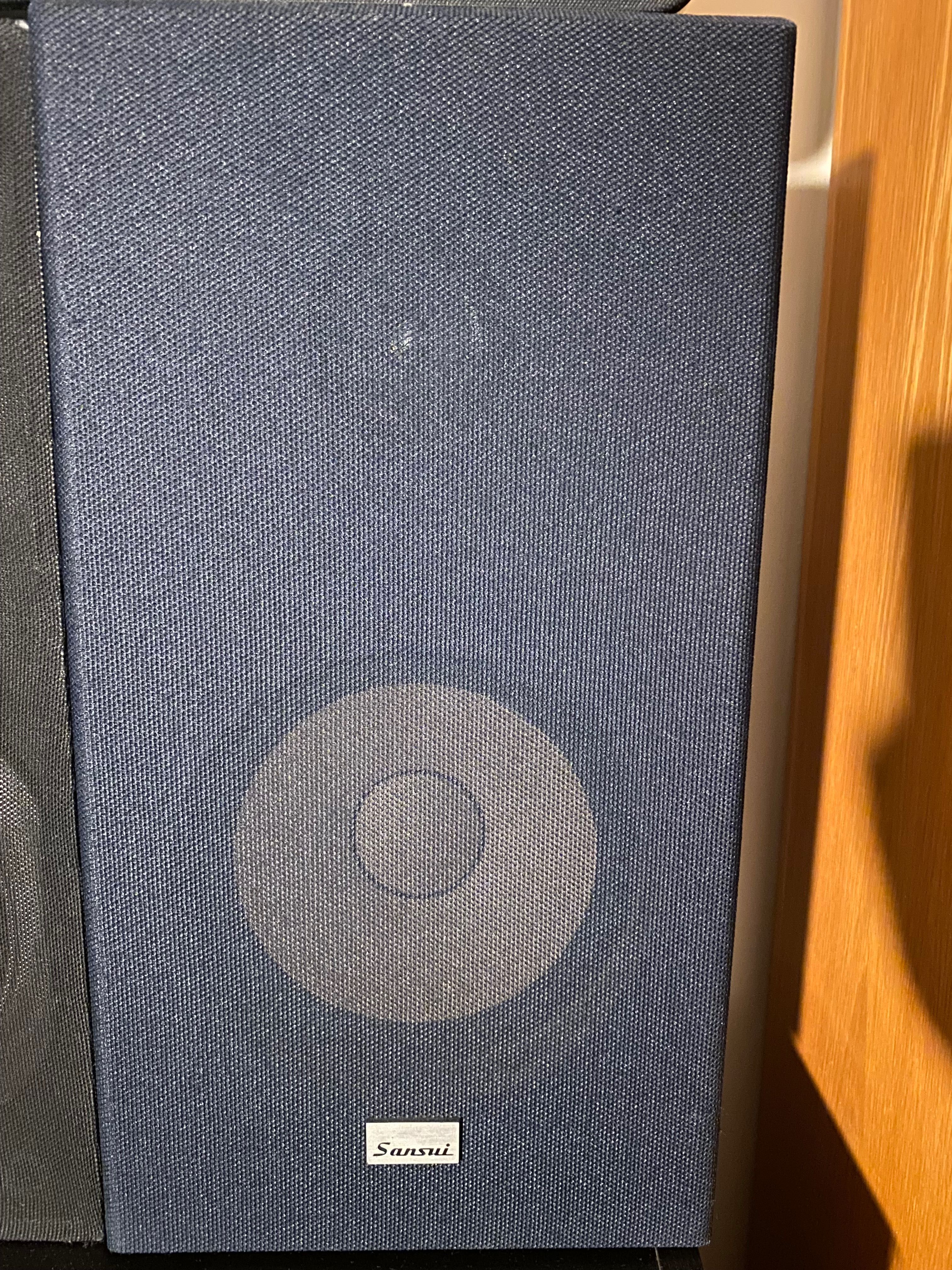 Amplificador, radio e duas colunas Sansui irrepreensível