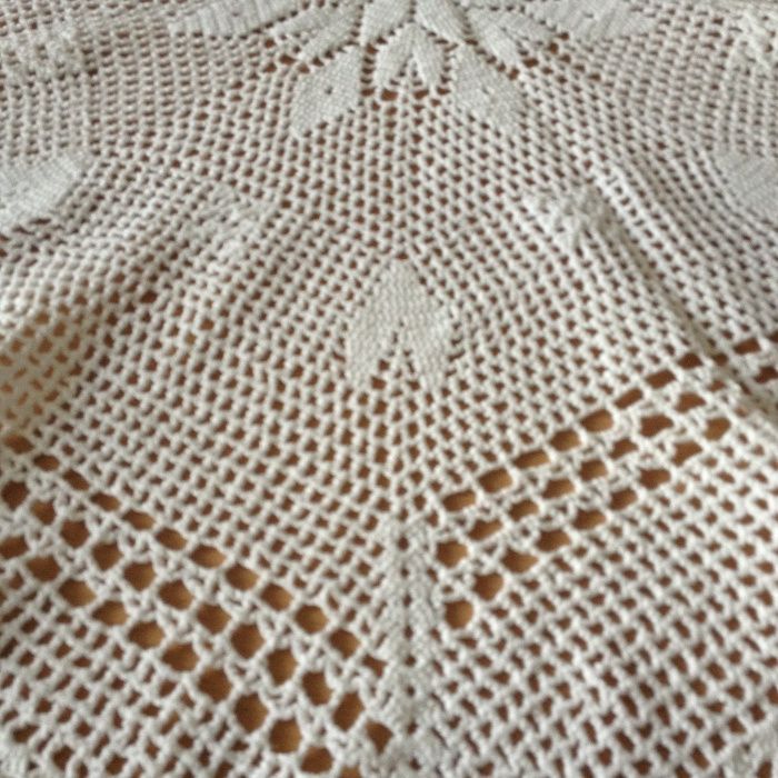Toalha/Napron antiga em croché feita à mão para camilha