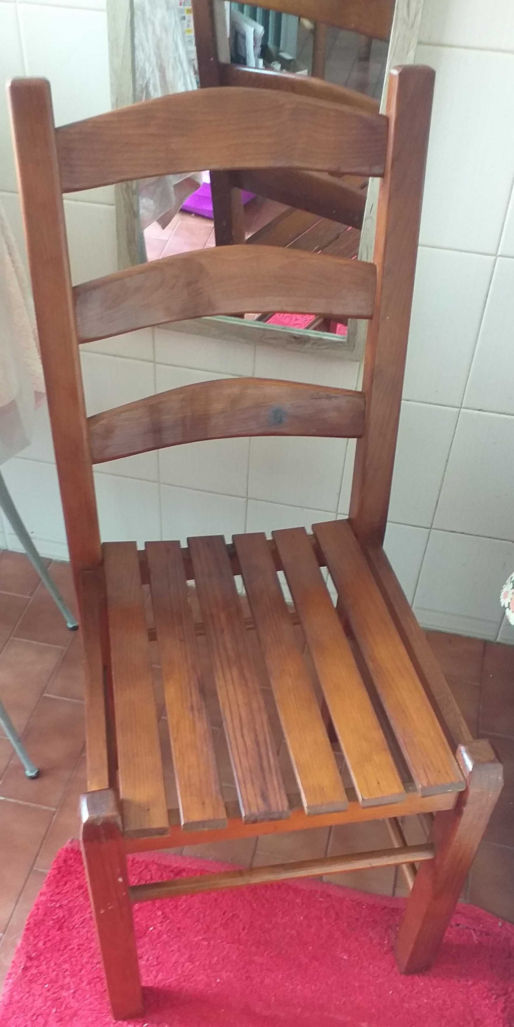 Cadeiras de madeira estofada