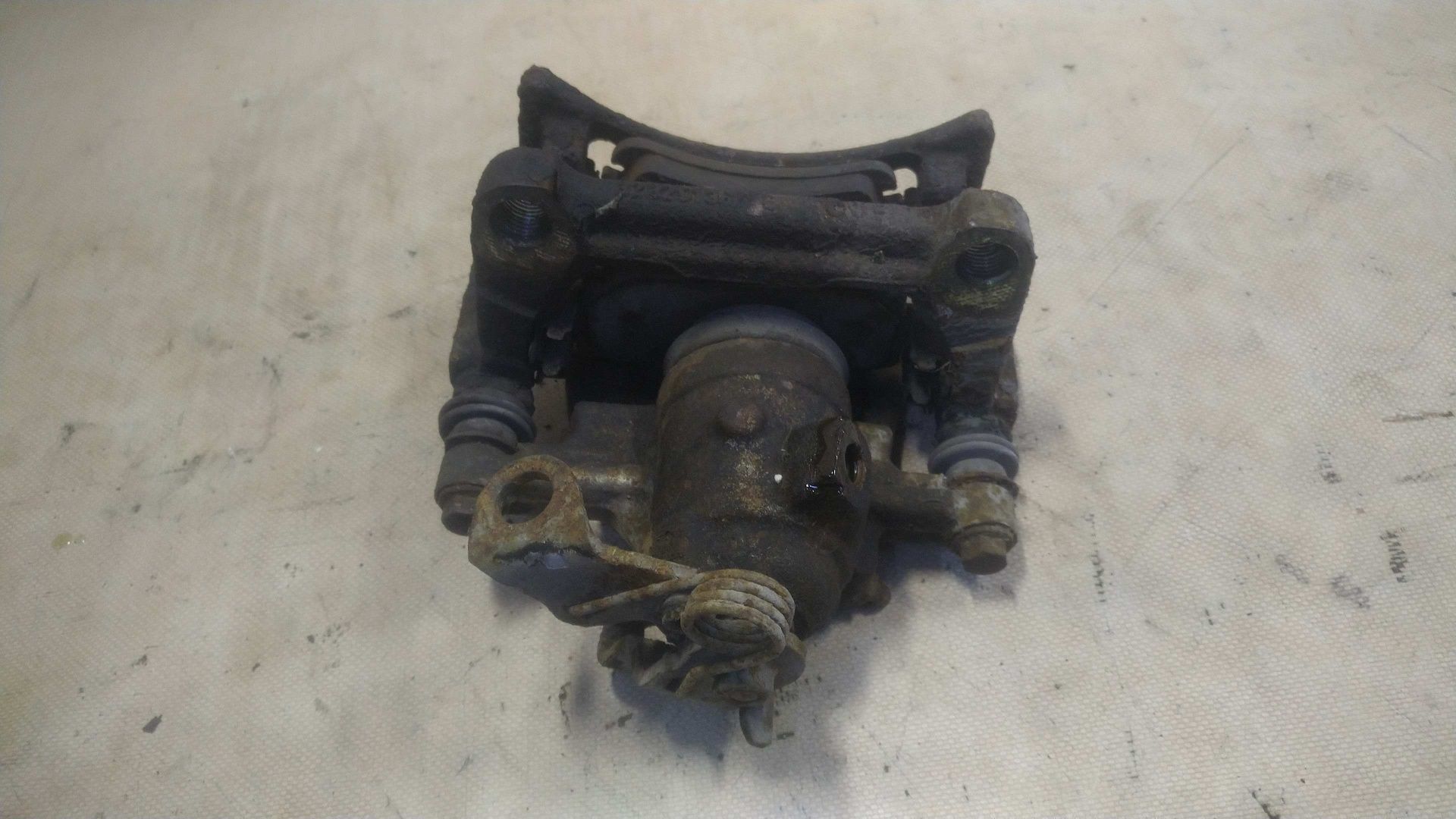 ) VW T5 zacisk hamulcowy lewy tył prawy tył jarzmo