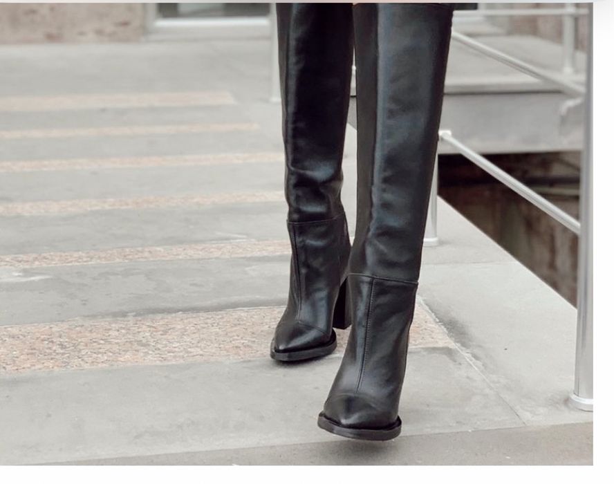 кожанны черные  ботфорты от  грузинских дизайнеров