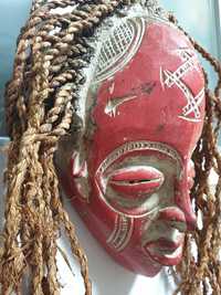 Fantástica grande máscara africana em madeira esculpida à mão