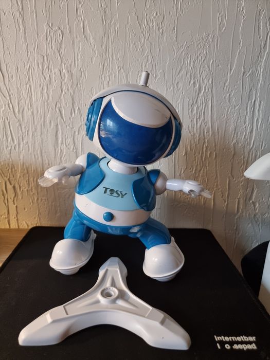 Робот- танцівник Tossy