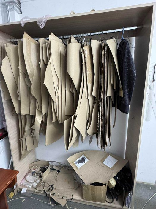 Стійка для лекал, шафа для лекал/одягу, директорський та офісні столи