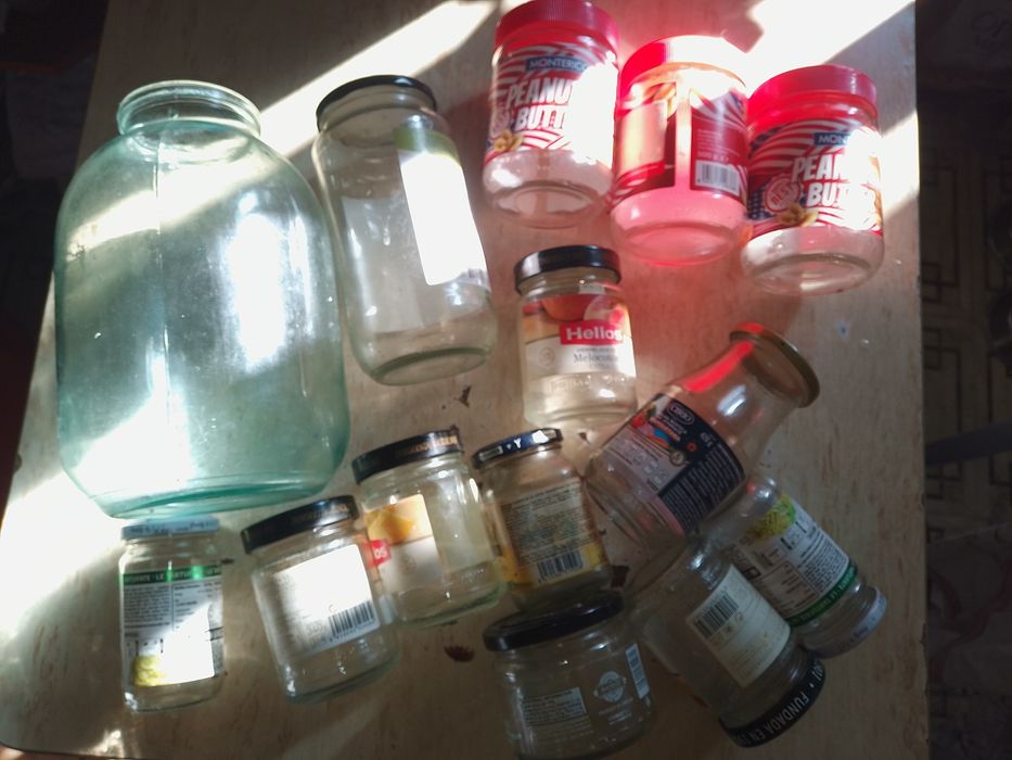 Стеклянные банки, пластиковые судочки.