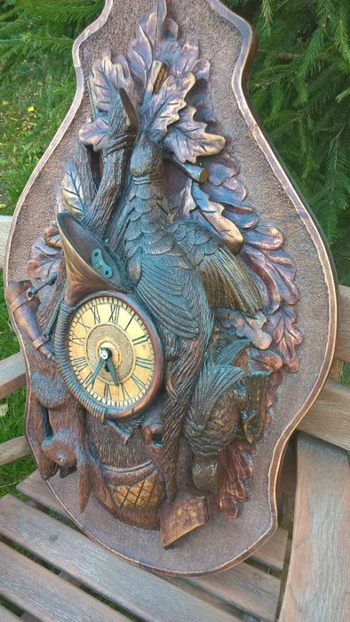 Zegar myśliwski z drewna, rzeźbiony