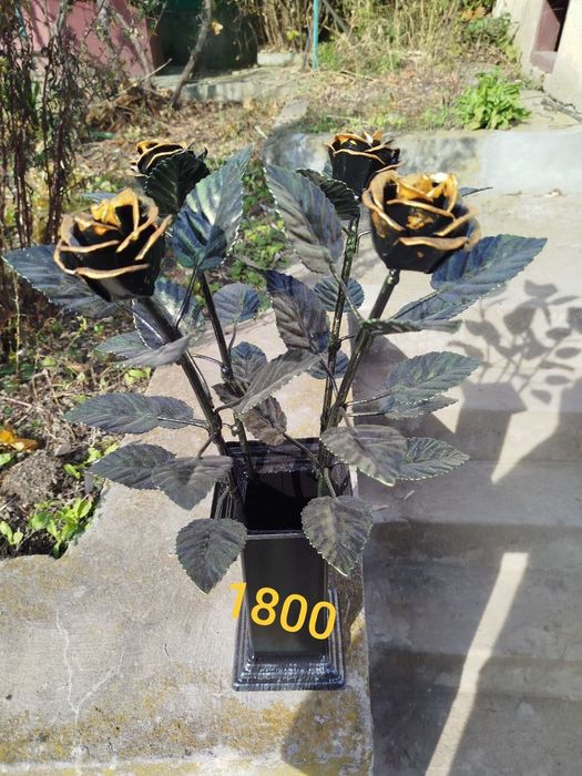 Квіти ковані на алеї слави та цвинтар