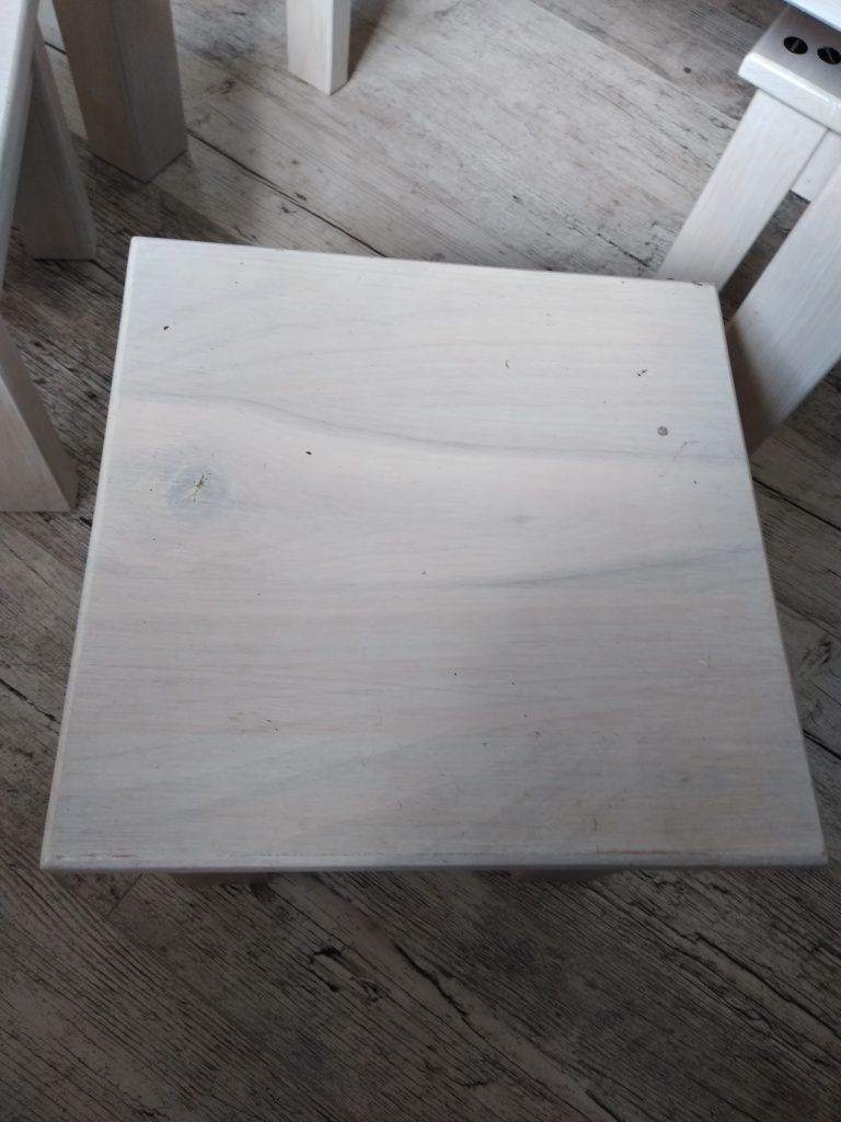 Stolik stół drewniany lite drewno krzesełka taborety pokój dziecięcy