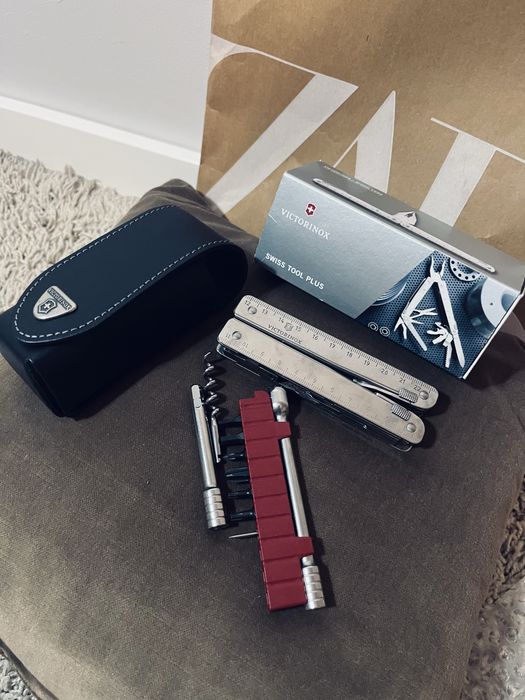 Noz scyzoryk nowy Victorinox szwajcarski z akcesoriamj