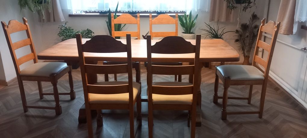Stół dębowy z krzesłami