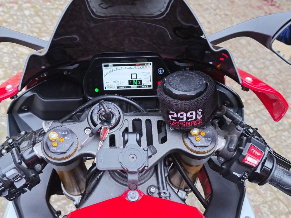 Yamaha yzf R1  2015