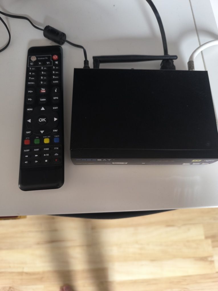 Tuner satelitarny Freesat V8 Super, sprawny